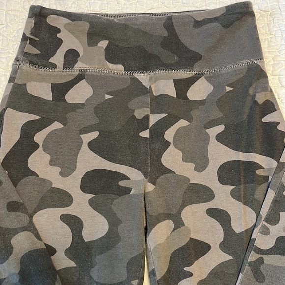 Wild Fable High Waited Green Camo Leggings. Size XS. EUC! - Picture 2 of 5